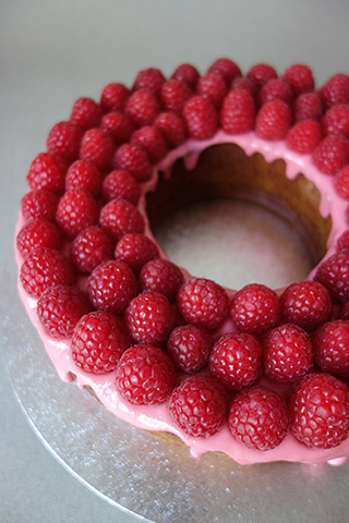 Glutenfree dairyfree flourfree Raspberry & Almond Cake, lightly sweetened with honey and/or agave syrup. With raspberry glacé frosting (optional), or just piled high with fresh raspberries for a completely refined-sugar-free cake. All ingredients gluten free and dairy free